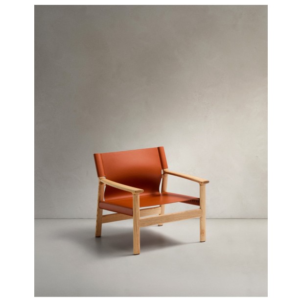 Butaca Jan de fibras de cuero reciclado marrón claro y madera maciza de fresno con acabado tono natural FSC 100% - Kave Home