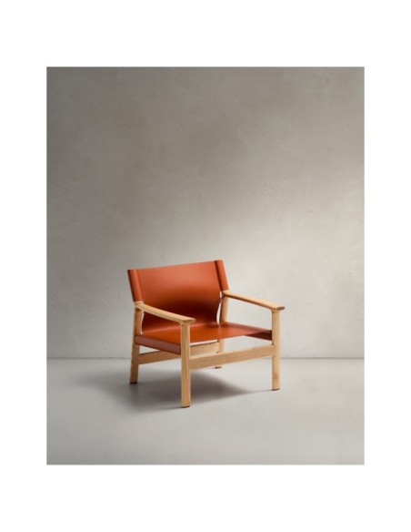 Butaca Jan de fibras de cuero reciclado marrón claro y madera maciza de fresno con acabado tono natural FSC 100% - Kave Home