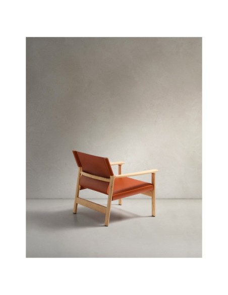 Butaca Jan de fibras de cuero reciclado marrón claro y madera maciza de fresno con acabado tono natural FSC 100% - Kave Home