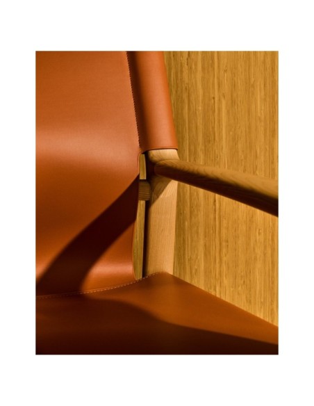 Butaca Jan de fibras de cuero reciclado marrón claro y madera maciza de fresno con acabado tono natural FSC 100% - Kave Home