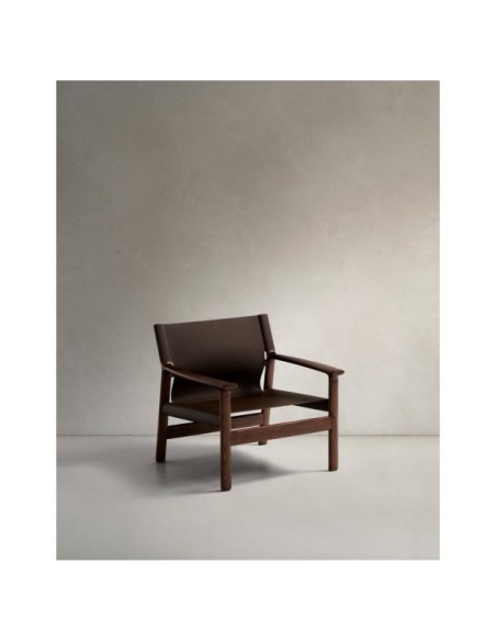 Butaca Jan de fibras de cuero reciclado marrón oscuro y madera maciza de fresno con acabado tono nogal FSC 100% - Kave Home