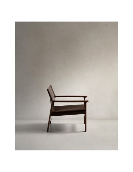 Butaca Jan de fibras de cuero reciclado marrón oscuro y madera maciza de fresno con acabado tono nogal FSC 100% - Kave Home