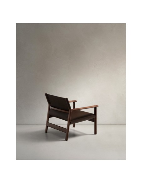 Butaca Jan de fibras de cuero reciclado marrón oscuro y madera maciza de fresno con acabado tono nogal FSC 100% - Kave Home