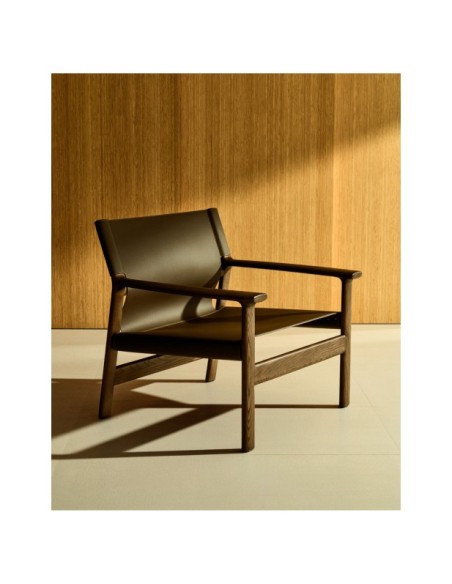 Butaca Jan de fibras de cuero reciclado marrón oscuro y madera maciza de fresno con acabado tono nogal FSC 100% - Kave Home