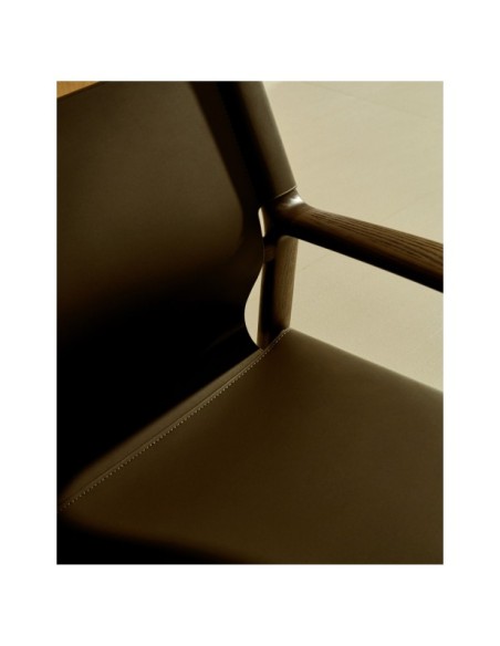 Butaca Jan de fibras de cuero reciclado marrón oscuro y madera maciza de fresno con acabado tono nogal FSC 100% - Kave Home