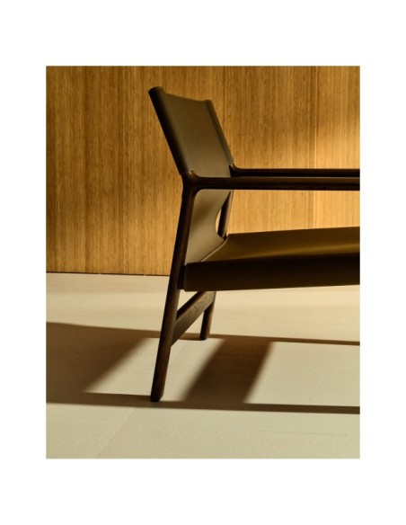 Butaca Jan de fibras de cuero reciclado marrón oscuro y madera maciza de fresno con acabado tono nogal FSC 100% - Kave Home