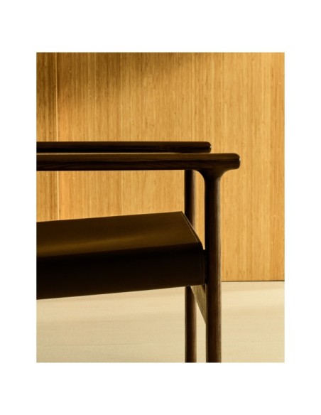 Butaca Jan de fibras de cuero reciclado marrón oscuro y madera maciza de fresno con acabado tono nogal FSC 100% - Kave Home