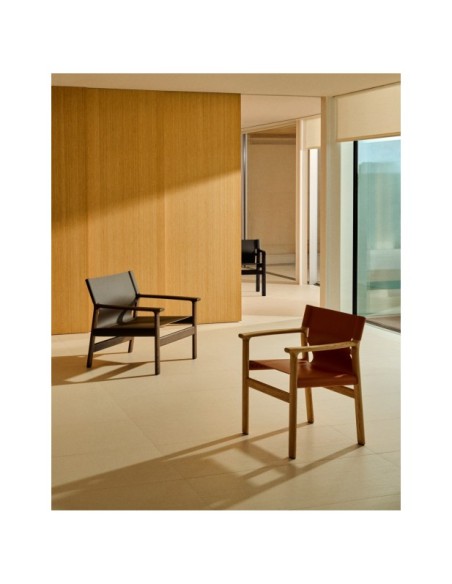 Butaca Jan de fibras de cuero reciclado marrón oscuro y madera maciza de fresno con acabado tono nogal FSC 100% - Kave Home