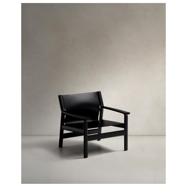 Butaca Jan de fibras de cuero reciclado negra y madera maciza de fresno con acabado negro FSC 100% - Kave Home