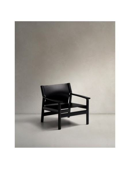 Butaca Jan de fibras de cuero reciclado negra y madera maciza de fresno con acabado negro FSC 100% - Kave Home