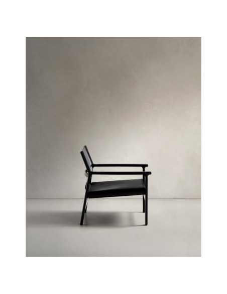 Butaca Jan de fibras de cuero reciclado negra y madera maciza de fresno con acabado negro FSC 100% - Kave Home