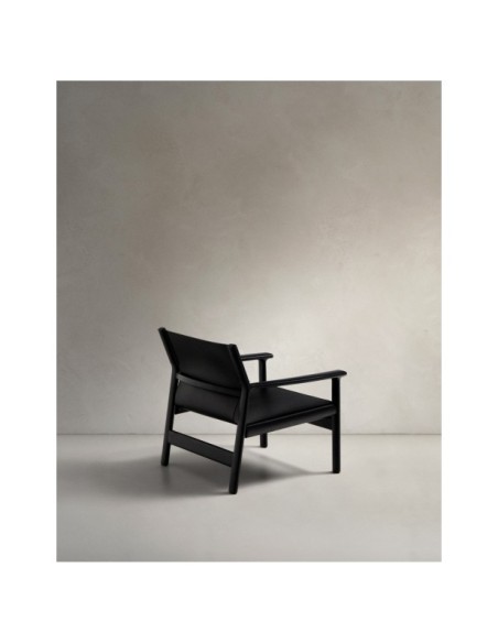 Butaca Jan de fibras de cuero reciclado negra y madera maciza de fresno con acabado negro FSC 100% - Kave Home