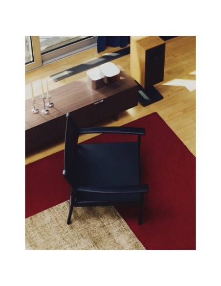 Butaca Jan de fibras de cuero reciclado negra y madera maciza de fresno con acabado negro FSC 100% - Kave Home