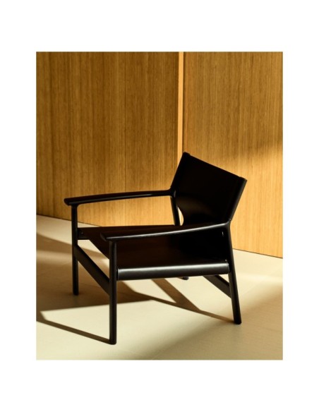 Butaca Jan de fibras de cuero reciclado negra y madera maciza de fresno con acabado negro FSC 100% - Kave Home