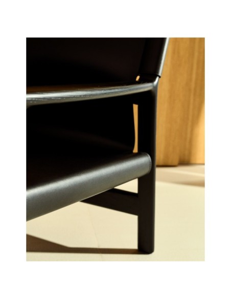 Butaca Jan de fibras de cuero reciclado negra y madera maciza de fresno con acabado negro FSC 100% - Kave Home