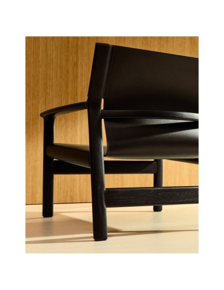 Butaca Jan de fibras de cuero reciclado negra y madera maciza de fresno con acabado negro FSC 100% - Kave Home
