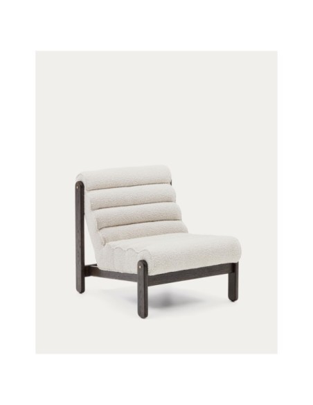 Butaca Magira de borreguito blanco y madera maciza roble con acabado oscuro - Kave Home