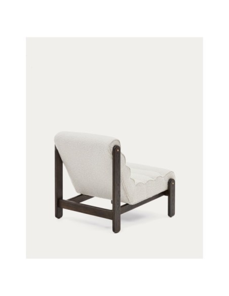 Butaca Magira de borreguito blanco y madera maciza roble con acabado oscuro - Kave Home