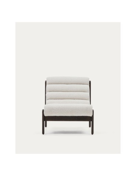 Butaca Magira de borreguito blanco y madera maciza roble con acabado oscuro - Kave Home