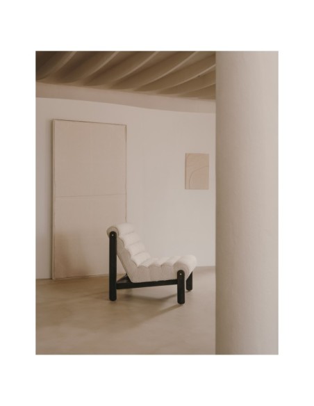 Butaca Magira de borreguito blanco y madera maciza roble con acabado oscuro - Kave Home