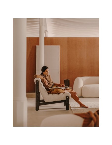 Butaca Magira de borreguito blanco y madera maciza roble con acabado oscuro - Kave Home