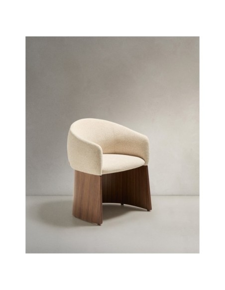 Silla Bosca de chenilla beige y chapa de nogal FSC 100% - Kave Home