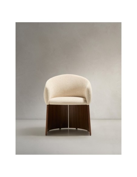 Silla Bosca de chenilla beige y chapa de nogal FSC 100% - Kave Home