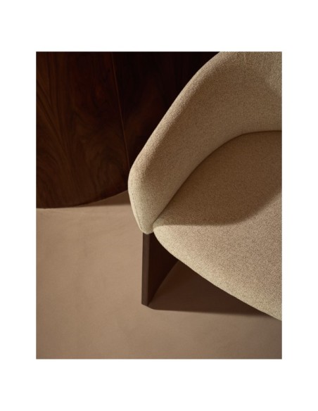 Silla Bosca de chenilla beige y chapa de nogal FSC 100% - Kave Home