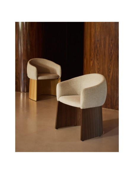 Silla Bosca de chenilla beige y chapa de nogal FSC 100% - Kave Home