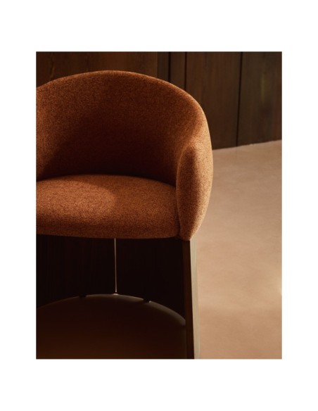Silla Bosca de chenilla terracota y chapa de nogal FSC 100% - Kave Home