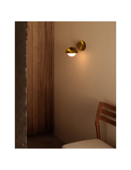 Aplique de pared Lonela de metal con acabado latón - Kave Home