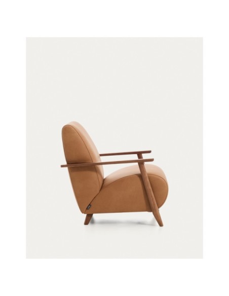 Butaca Meghan de piel marrón y madera maciza de fresno con acabado tono nogal FSC Mix Credit - Kave Home
