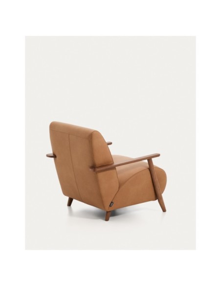 Butaca Meghan de piel marrón y madera maciza de fresno con acabado tono nogal FSC Mix Credit - Kave Home