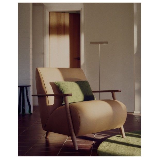 Butaca Meghan de piel marrón y madera...