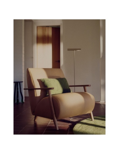 Butaca Meghan de piel marrón y madera maciza de fresno con acabado tono nogal FSC Mix Credit - Kave Home