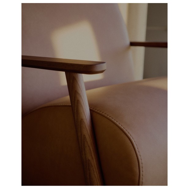 Butaca Meghan de piel marrón y madera...