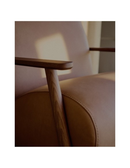 Butaca Meghan de piel marrón y madera maciza de fresno con acabado tono nogal FSC Mix Credit - Kave Home