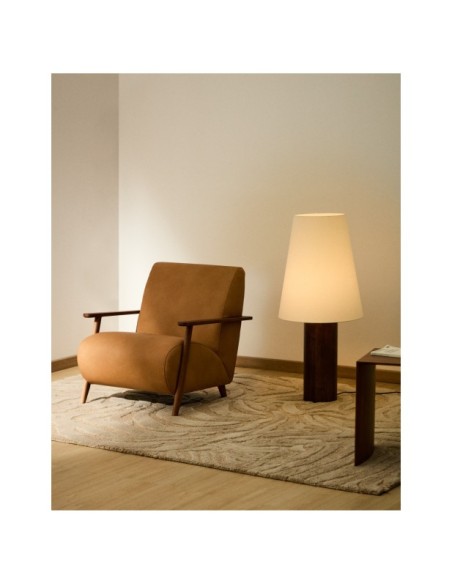 Butaca Meghan de piel marrón y madera maciza de fresno con acabado tono nogal FSC Mix Credit - Kave Home