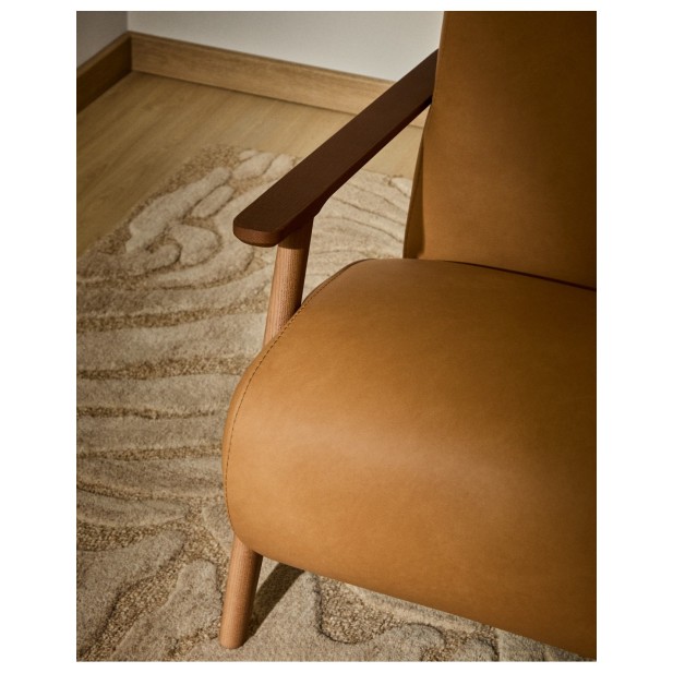 Butaca Meghan de piel marrón y madera...