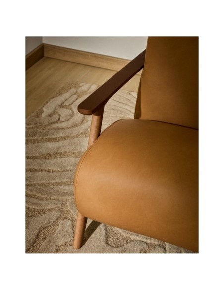 Butaca Meghan de piel marrón y madera maciza de fresno con acabado tono nogal FSC Mix Credit - Kave Home