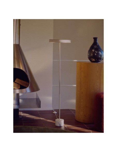 Lámpara de pie Lynor de acero cepillado con base de mármol blanco - Kave Home