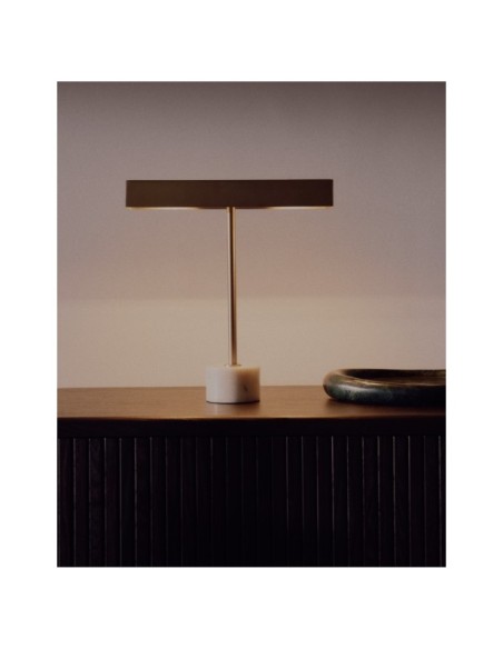 Lámpara de mesa Lynor de metal cepillado con base de mármol blanco - Kave Home