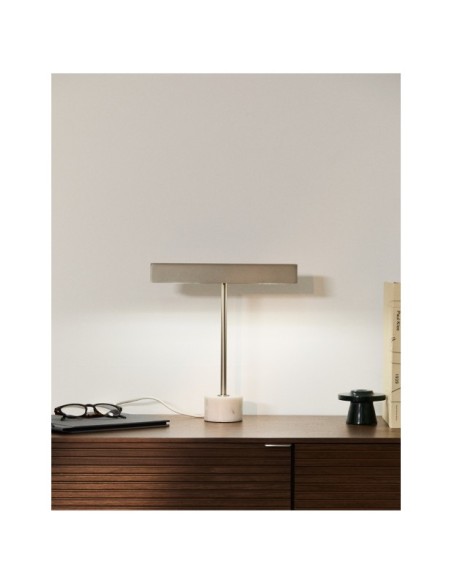 Lámpara de mesa Lynor de metal cepillado con base de mármol blanco - Kave Home