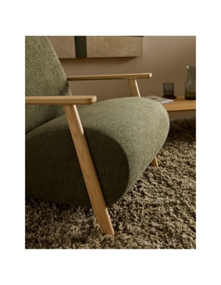 Butaca Meghan de chenilla verde y madera maciza de fresno con acabado natural FSC Mix Credit - Kave Home