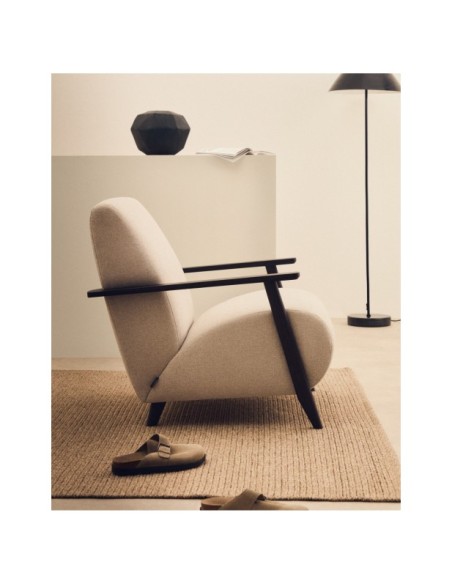 Butaca Meghan de chenilla perla y madera maciza de fresno con acabado wengué FSC Mix Credit - Kave Home