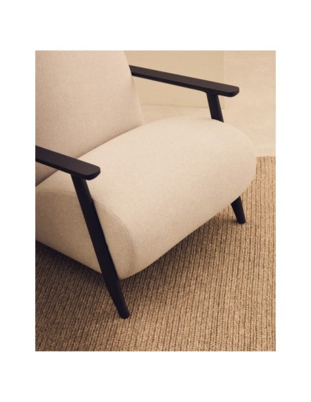 Butaca Meghan de chenilla perla y madera maciza de fresno con acabado wengué FSC Mix Credit - Kave Home