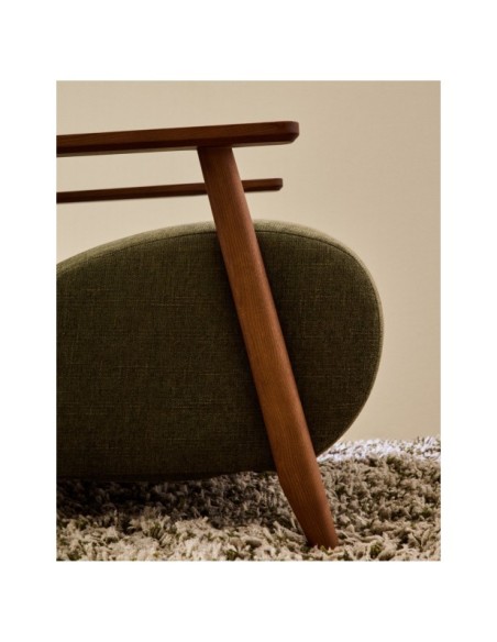 Butaca Meghan de chenilla verde y madera maciza de fresno con acabado nogal FSC Mix Credit - Kave Home