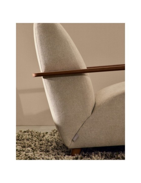 Butaca Meghan de chenilla perla y madera maciza de fresno con acabado nogal FSC Mix Credit - Kave Home