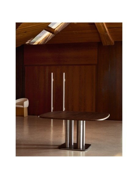 Mesa Melvar de chapa de nogal y patas con base de acero inoxidable cepillado 150 x 150 cm - Kave Home