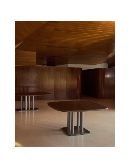 Mesa Melvar de chapa de nogal y patas con base de acero inoxidable cepillado 150 x 150 cm - Kave Home